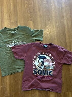 Wrangler & Sonic the Hedgehog Kids cropped Graphic Tee - Maroon & army green